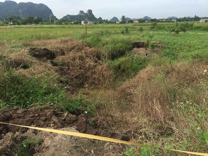 Quảng Ninh: Xuất hiện hố sụt lún rộng 30m2 ngay sát nhà dân