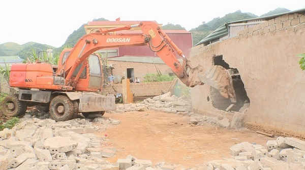 Thị trấn Mộc Châu tổ chức cưỡng chế phá dỡ công trình vi phạm trật tự xây dựng tại khu vực đất quy hoạch