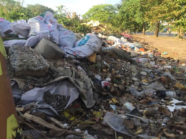 Cần giải tỏa bãi rác gây ô nhiễm trên đường Văn Tiến Dũng