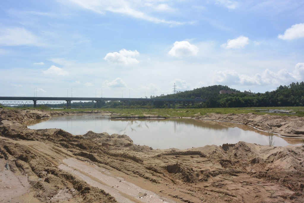 Vị trí khai thác cát trái phép này chỉ cách chân cầu cao tốc Đà Nẵng - Quảng Ngãi chừng 500m về phía thượng nguồn