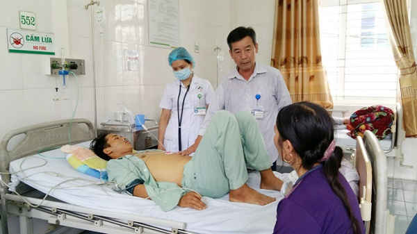 Cán bộ khoa ký sinh trùng – côn trùng Trung tâm kiểm soát bệnh tật tỉnh Lào Cai giám sát điều trị cho bệnh nhân Giàng Seo Hòa tại Bệnh viện đa khoa tỉnh Lào Cai.