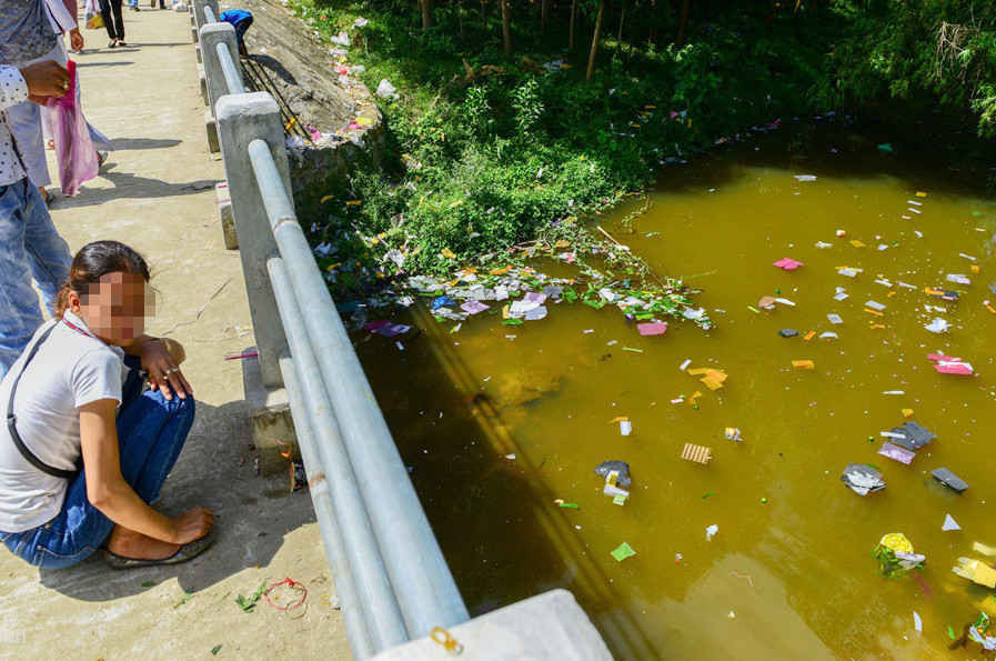 Tình trạng thả đèn hoa đăng, vàng mã trên sông Hương gây ô nhiễm môi trường