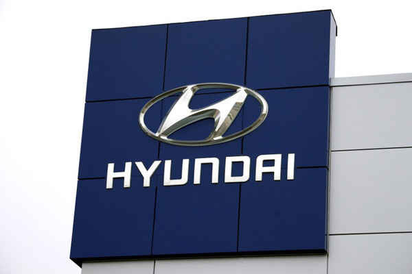 Logo Hyundai bên ngoài một đại lý ô tô Hyundai ở Golden, Colorado, Mỹ vào ngày 3/11/2014. Ảnh: Rick Wilking