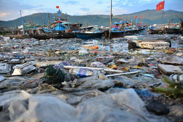 Âu thuyền Thọ Quang bị bao vây bởi rác thải nhựa