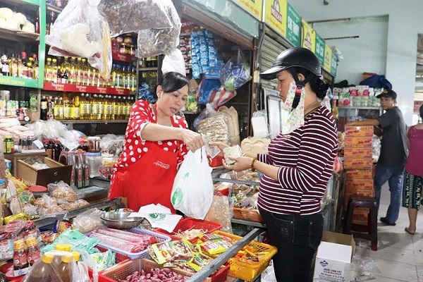 Các chợ thuộc địa bàn quận Thanh Khê đã bắt đầu có ý thức sử dụng túi tự hủy sinh học