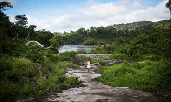 Một phụ nữ Xikrin quay trở lại ngôi làng của mình từ sông Cateté ở Brazil. Ảnh: Taylor Weidman / Getty Images