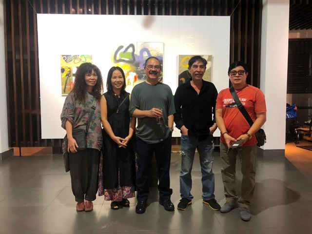 Tác giả Nguyễn Trọng Khôi chụp ảnh lưu niệm cùng công chúng Thủ đô tại triển lãm