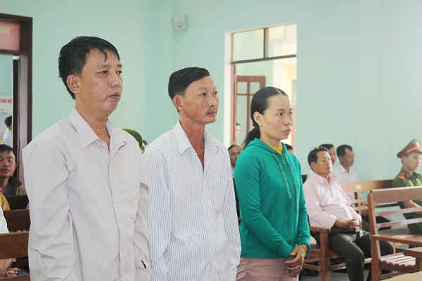 Các bị cáo tại TAND huyện Tiên Phước chiều 1/11.