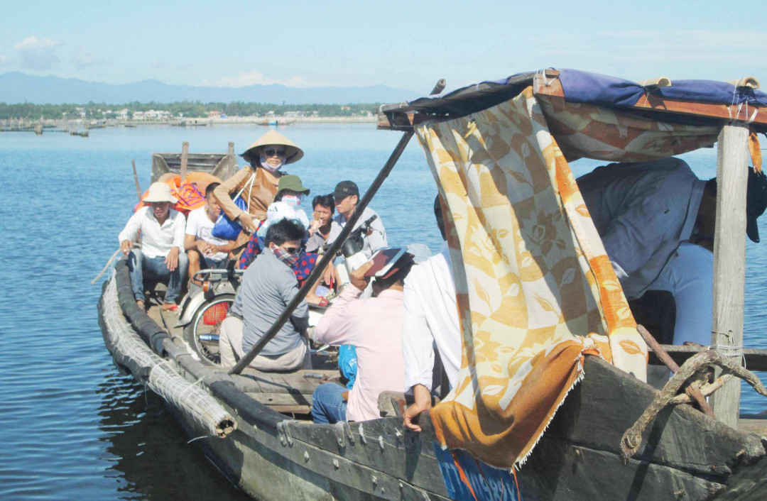 Mỗi ngày có hàng trăm lượt khách vượt phá Tam Giang tại bến đò Cồn Tộc Vĩnh Tu