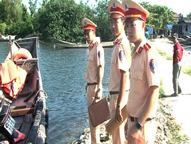 Công an Thừa Thiên Huế kiểm tra vấn đề đảm bảo an toàn cho người dân tại bến đò Cồn Tộc- Vĩnh Tu