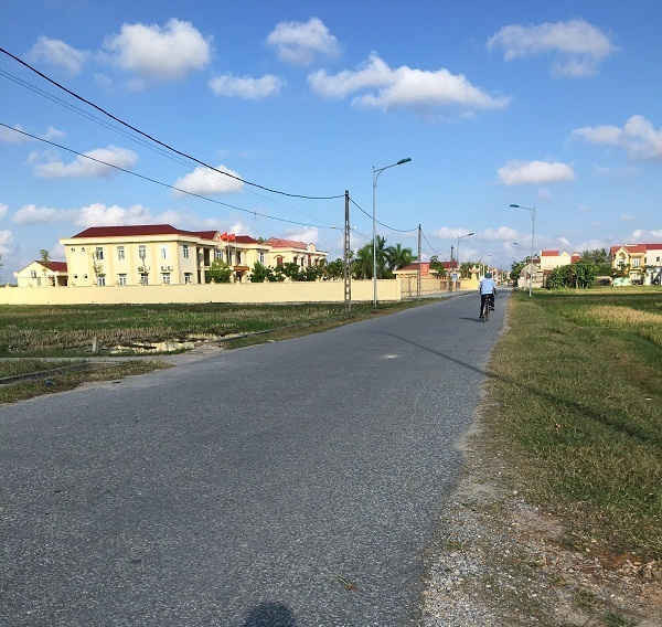 Tuyến đường tỉnh lộ 526 đi chợ Cồn Cao cũng do UBND xã Hoa Lộc làm chủ đầu tư cũng dính hàng loạt sai phạm.
