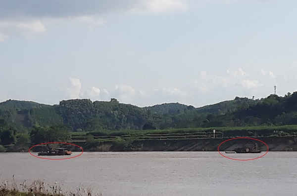 Hai tàu đang hút cát trái phép trên sông Lam, đoạn qua xã Khai Sơn
