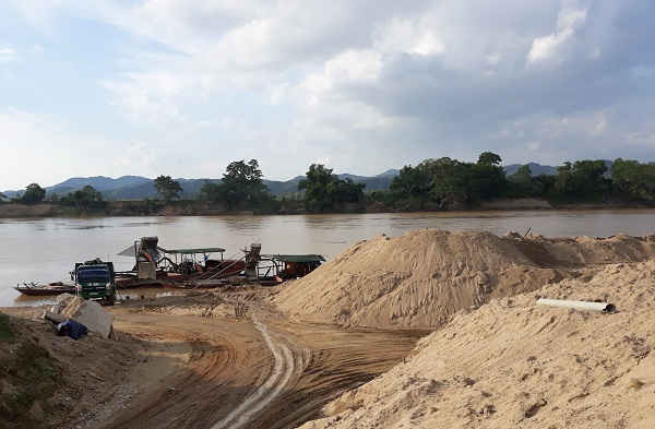 Bến cát của Công ty Phúc Long (xã Long Sơn) tấp nập dù chưa được cấp phép