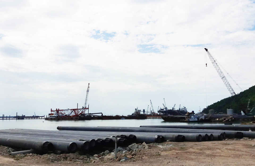 Bến số 3 - cảng Chân Mây đang được gấp rút thi công và chủ đầu tư xin nhận chìm hơn 700.000m2 bùn xuống biển vì không tìm được nơi đổ thải