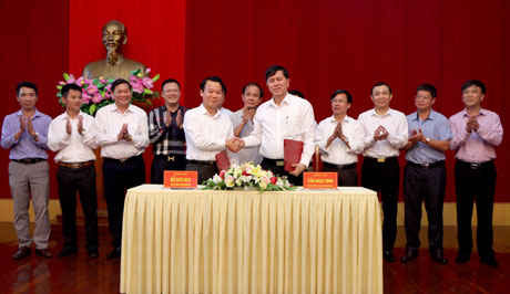 Thanh Ngà Ảnh: A1: Chủ tịch UBND tỉnh Yên Bái và Sơn La đã ký kết bản Kết luận về hiệp thương giải quyết tuyến địa giới hành chính giữa hai tỉnh