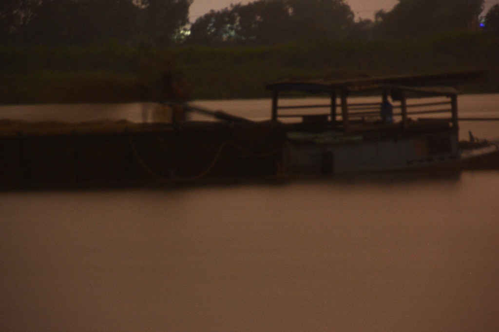 Một ghe hút cát trái phép trên sông Thu Bồn vào ban đêm