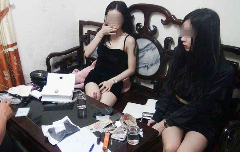Hai cô gái trẻ bị bắt do tàng trữ ma túy