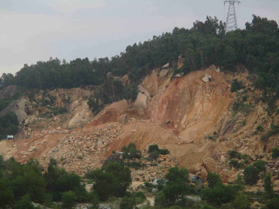 Khu vực khai thác đá phía Đông núi Hòn Chà trong phần mở rộng mặt bằng nhà máy của Công ty TNHH Tấn Phước