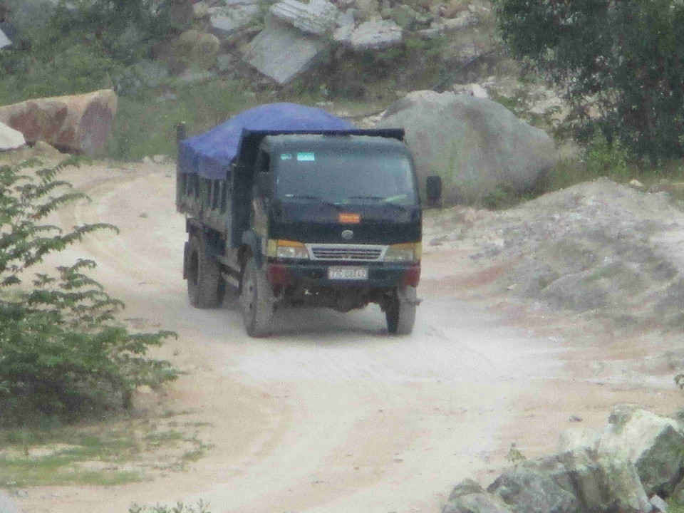 Xe vận chuyển đất từ khu vực khai thác đi qua khuôn viên Công ty CP Sản xuất đá Granite Phú Minh Trọng