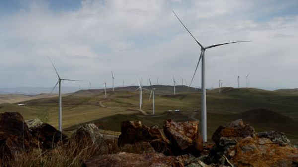 Bức ảnh chụp ngày 4/6/2013 cho thấy các tuabin gió tại trang trại gió Salkhit Mountain, cách Ulan Bator, Mông Cổ 70 km
