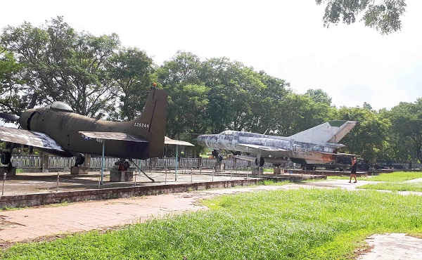 Nhiều hiện vật quý thời chiến tranh đang được trưng bày ngoài trời (ảnh) tại Bảo tàng Lịch sử Thừa Thiên Huế hiện tại