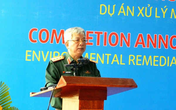 Thượng tướng Nguyễn Chí Vịnh, Thứ trưởng Bộ Quốc phòng Việt Nam phát biểu tại lễ công bố hoàn thành dự án xử lý ô nhiễm dioxin tại sân bay Đà Nẵng