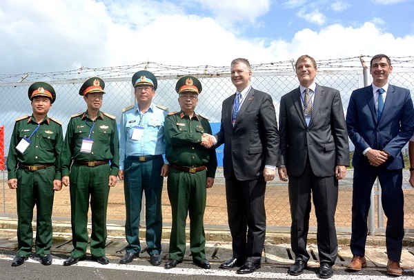 Thứ trưởng Bộ Quốc phòng Nguyễn Chí Vinh và Đại sứ Hoa Kỳ tại Việt Nam Daniel J. Kritenbrink nghe giới thiệu kết quả dự án và thăm thực địa.