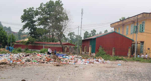 Bãi tập kết rác tạm thời của huyện ngày cạnh Trường PTDT Bán trú THCS Mường Nhé