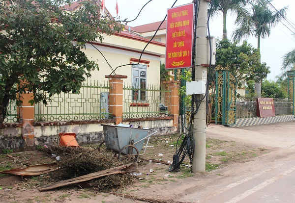 Rác trước cổng Trụ sở Huyện ủy Mường Nhé