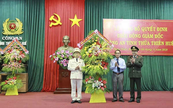 Đại tá Nguyễn Quốc Đoàn (bên trái) nhận chức Giám đốc Công an tỉnh Thừa Thiên Huế