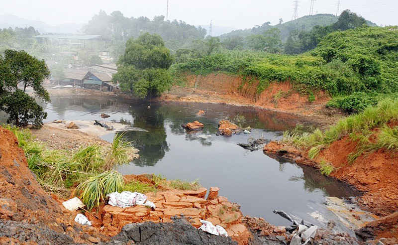 Sự cố vỡ bờ bao hồ chứa quặng thải Nhà máy DAP số 2 đã làm 45 nghìn mét khối nước thải chứa a xít nguy hại chảy ra môi trường và làm ảnh hưởng đồ đạc, nhà cửa của gần 40 hộ dân.