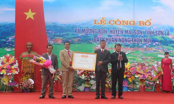 Ông Lò Minh Hùng, Phó Chủ tịch UBND tỉnh trao Bằng công nhận xã đạt chuẩn nông thôn mới cho xã Mường Bon 