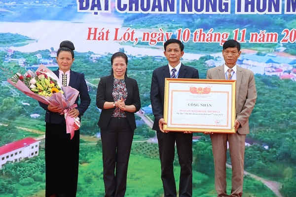 Bà Mai Thu Hương, Trưởng ban Tuyên giáo Tỉnh ủy trao Bằng công nhận đạt chuẩn nông thôn mới cho xã Hát Lót