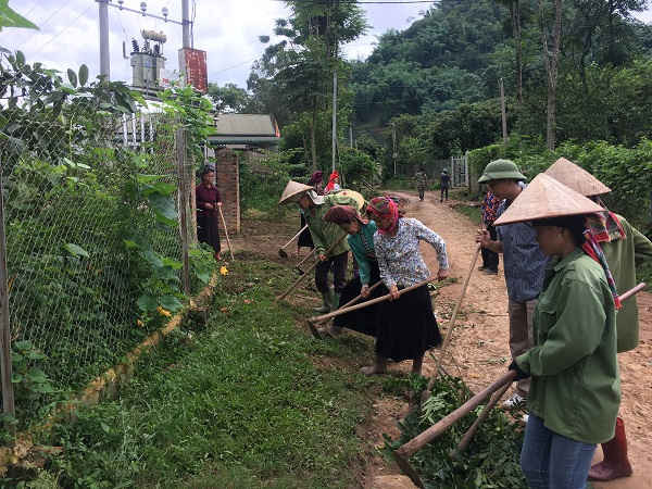 Thực hiện “Ngày về cơ sở xây dựng nông thôn mới” vào thứ 7 hằng tuần, xã Hát Lót đã thực hiện hoàn thành tiêu chí số 17 về môi trường và an toàn thực phẩm