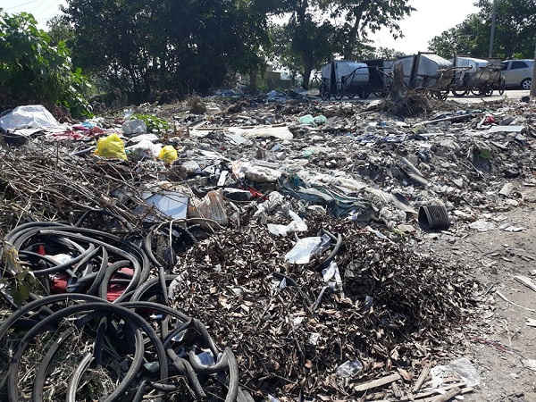 Điểm tập kết rác thải tại đường Nguyễn Viết Xuân – phường Hưng Dũng