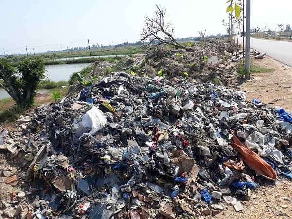 Đường 35m đoạn qua xã Hưng Lộc cũng xuất hiện điểm tập kết rác thải hàng trăm khối