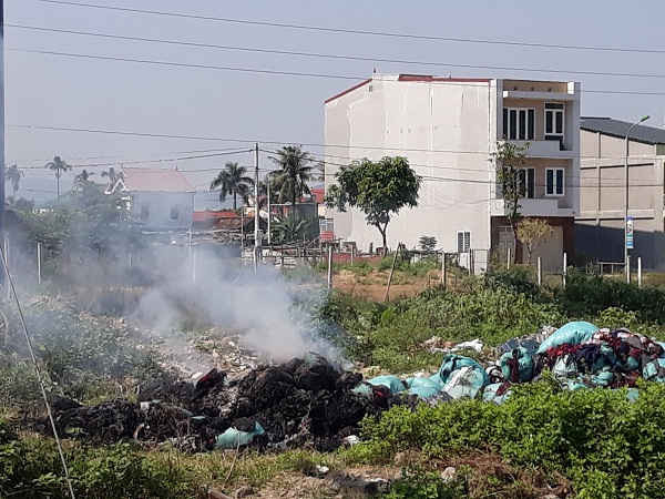 Một điểm tập kết rác thải công nghiệp rồi tiến hành đốt ở xã Nghi Kim, ngay sát đường tàu