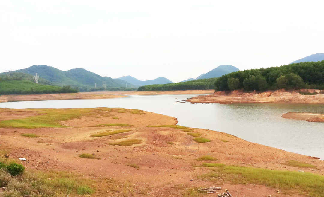Lượng mưa ít, nắng kéo dài khiến nhiều hồ đập tại Huế gần bằng mức chết, trong ảnh là hồ Thọ Sơn…