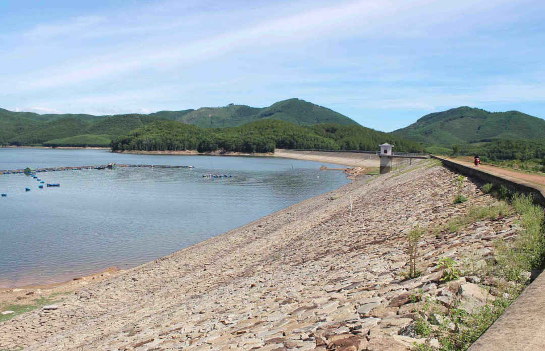 Hồ Khe Ngang vừa xuống cấp lại cũng “khát” nước