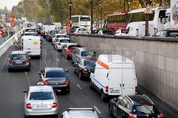 Ùn tắc giao thông trên bờ sông Seine ở Paris, Pháp vào ngày 26/10/2016. Ảnh: Charles