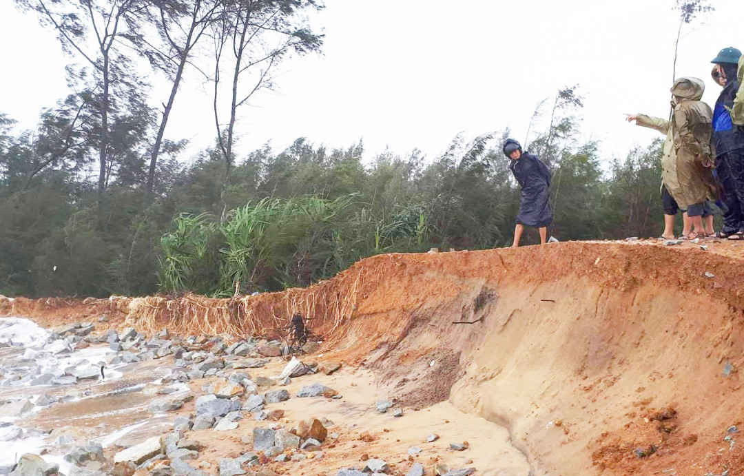 Sự diễn biến phức tạp của thời tiết khiến bờ biển ở Thừa Thiên Huế bị sạt lở nghiêm trọng, nay đã khoảng 30km