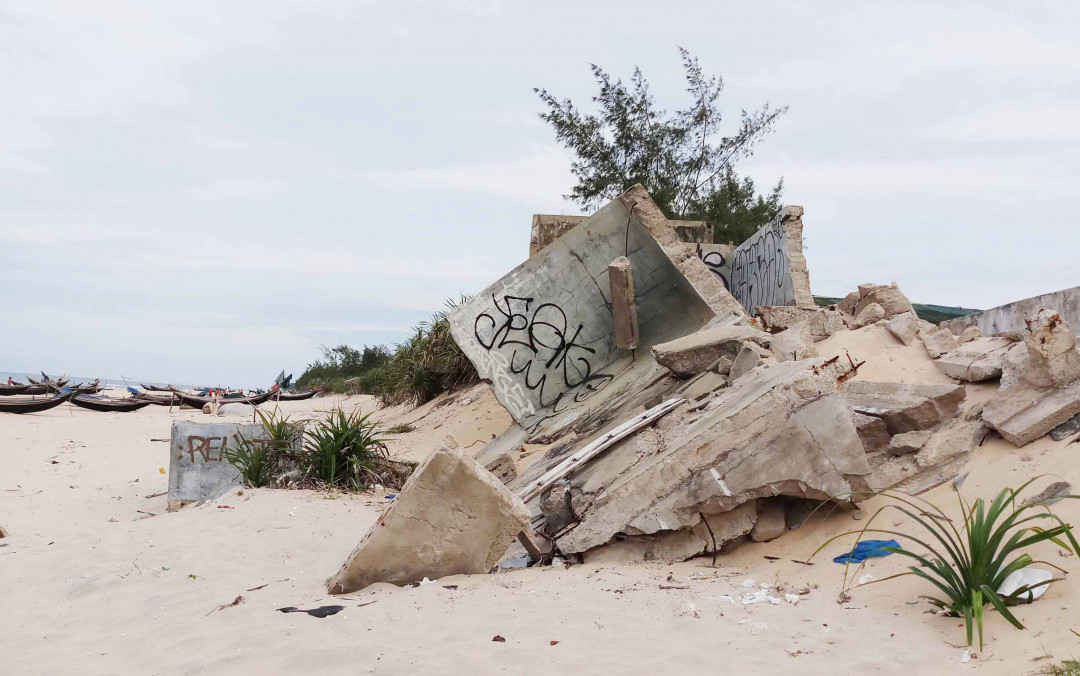 Nhiều công trình kiên cố tại bờ biển xã Phú Thuận (huyện Phú Vang) đã bị sóng đánh hư hỏng