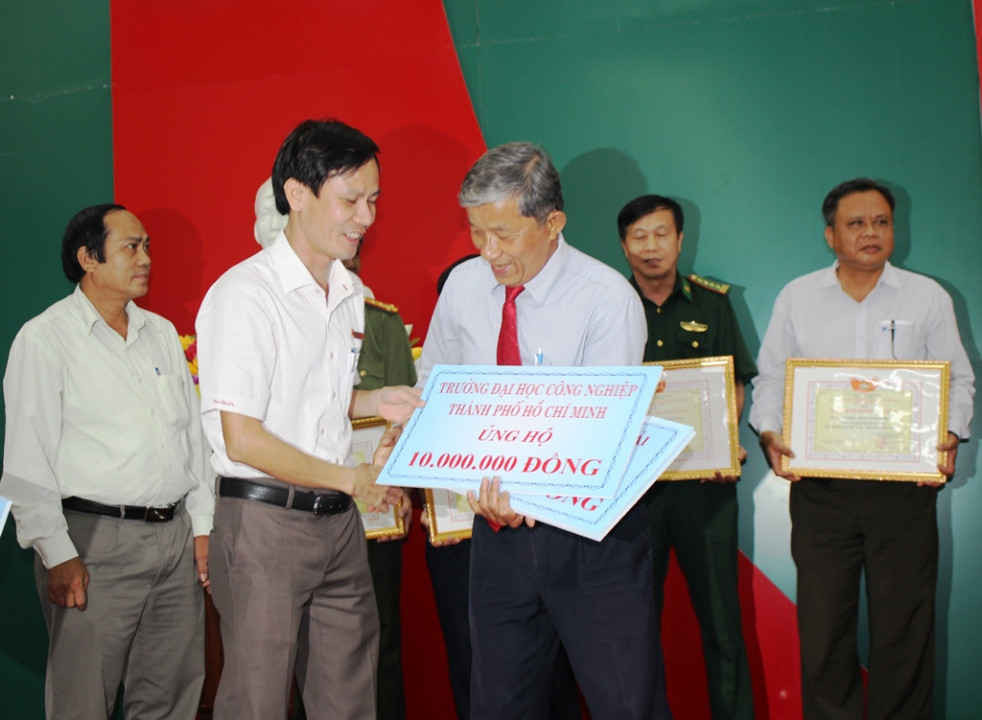 Tiếp nhận kinh phí đơn ủng hộ xây dựng nhà Đại đoàn kết các dân tộc Việt Nam trên quần đảo Trường Sa