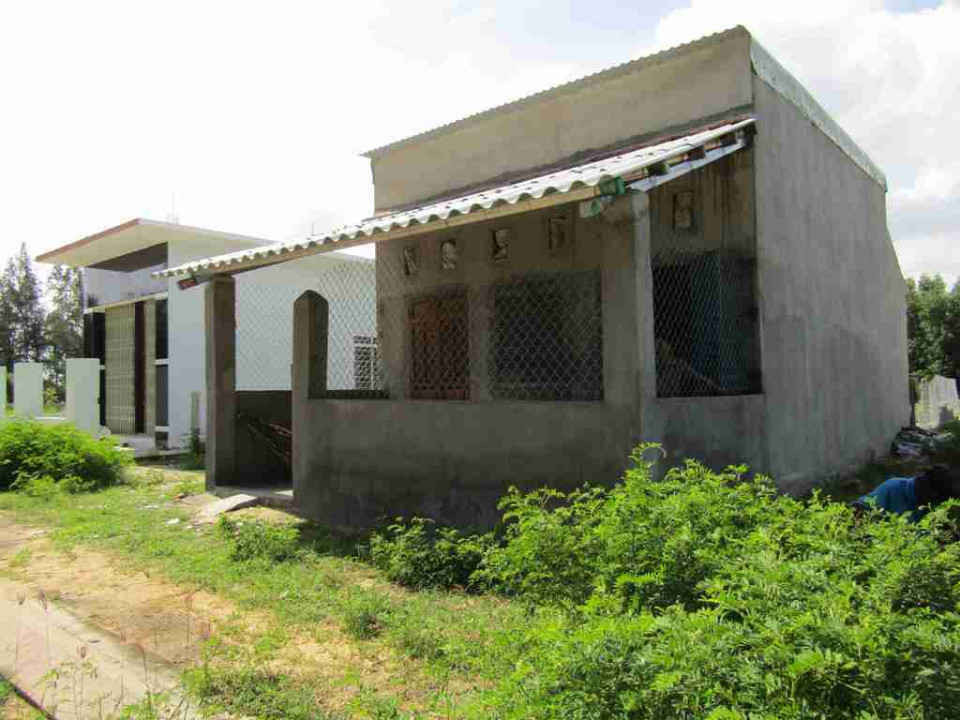 Hai căn nhà nằm cạnh nhau trong Khu di dãn dân vùng ngập lũ, triều cường thôn Huỳnh Giản, xã Phước Hòa
