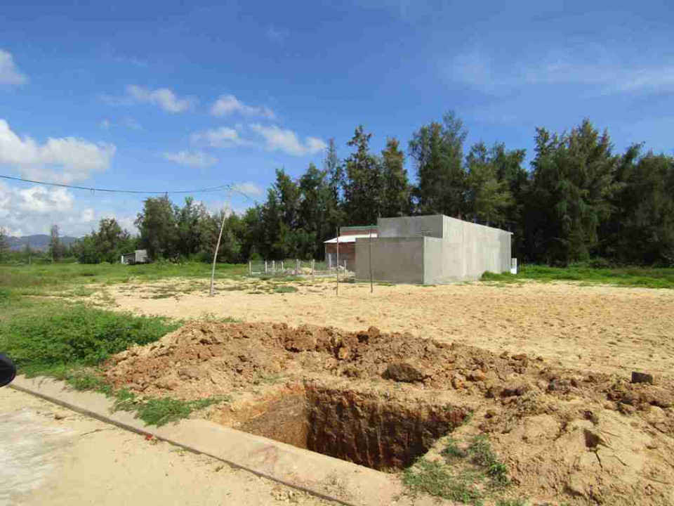Hố đào đặt trụ điện nhiều ngày nay tại Khu tái định cư di dãn dân vùng ngập lũ, triều cường thôn Huỳnh Giản, xã Phước Hòa