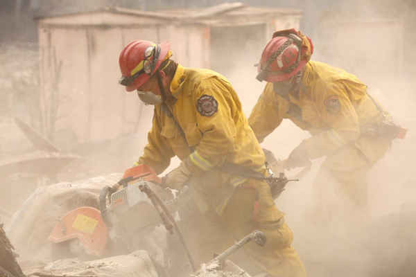 Lính cứu hỏa Cal Fire nỗ lực giải cứu ở một ngôi nhà bị phá hủy bởi vụ cháy Camp Fire ở Paradise, California, Mỹ vào ngày 13/11/2018. Ảnh: Terray Sylvester