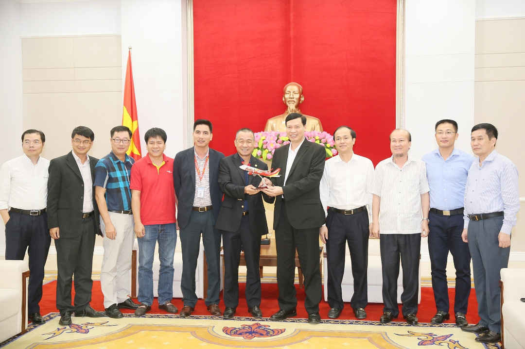 Lãnh đạo tỉnh Quảng Ninh và đại diện Công ty CP Hàng không VietJet Air tại buổi làm việc