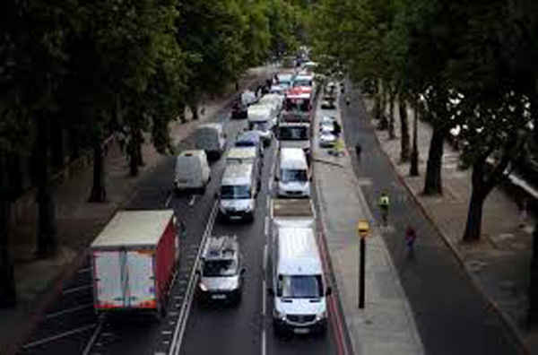 Ô tô mắc kẹt trên đường vào giờ cao điểm buổi sáng ở trung tâm London, Anh vào ngày 29/8/2017. Ảnh: Hannah McKay