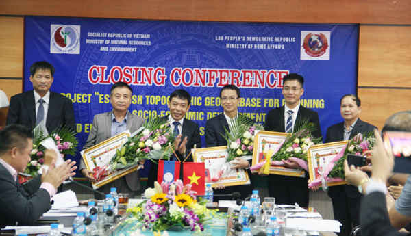 Thứ trưởng Bộ Nội vụ CHDCND Lào ThongChanh Manixay trao tặng Huân chương, Huy chương
