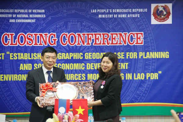 Thứ trưởng Bộ Nội vụ CHDCND Lào ThongChanh Manixay tặng quà lưu niệm cho Thứ trưởng Bộ TN&MT Nguyễn Thị Phương Hoa